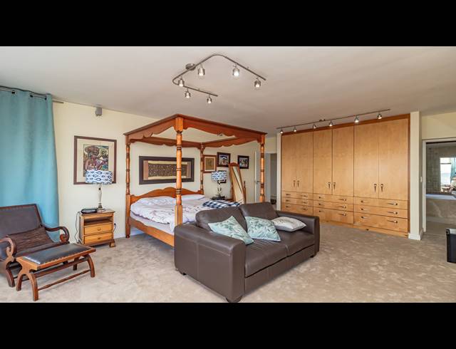 6 BEDROOM HOUSE FOR SALE IN BLOUBERGSTRAND